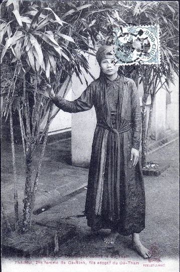 "The Mui" (cách ghi của người Pháp), người vợ thứ hai của cả Rinh, con nuôi của Hùm thiêng Yên Thế - Đề Thám, 1901.